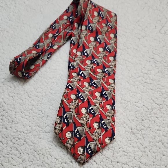 100% Silk Tie Golf  Roundtree & Yorke Red and Cream Tie Accessories  Collection - Picture 1 of 3